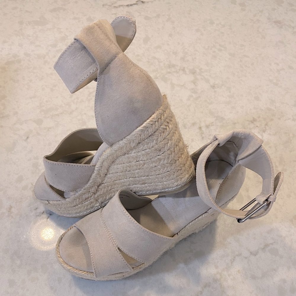 Universal thread wedge sandal